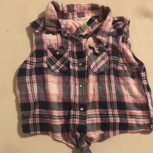 I am selling this flannel t-shirt I s so pretty 💗